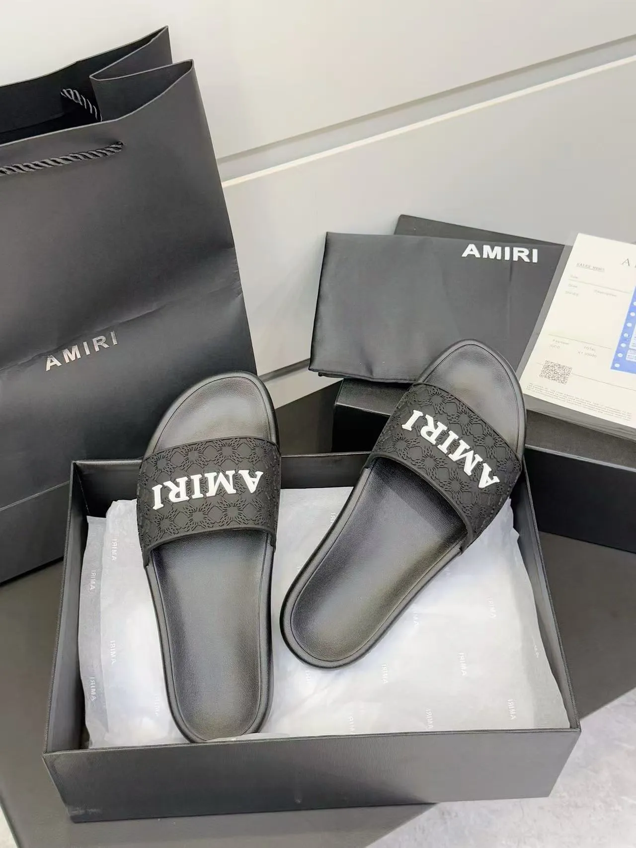 [AMIRI* Emil] P: 300💰 Size: 39-45 Official website new original 1:1 AMIRI* Emil classic men's slippers, high-end boutique, original material, TPU upper, foam bottom, fine workmanship, casual, loose and comfortable, a must-have in summer.